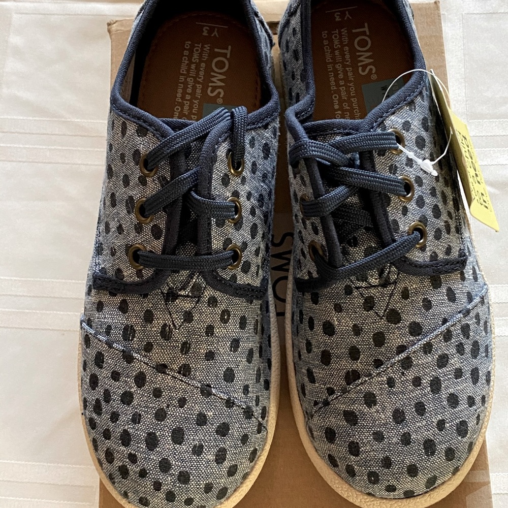 NWT TOMS Blue Chambray Size 3 Big Boy